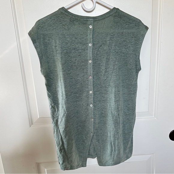 Tahari Tops - EUC Tahari Green 100% linen cap sleeve top with buttoned up back